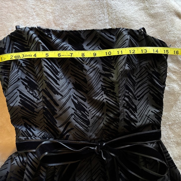 Like new Women's David Meister size 6 formal black strapless dress. - Picture 5 of 8